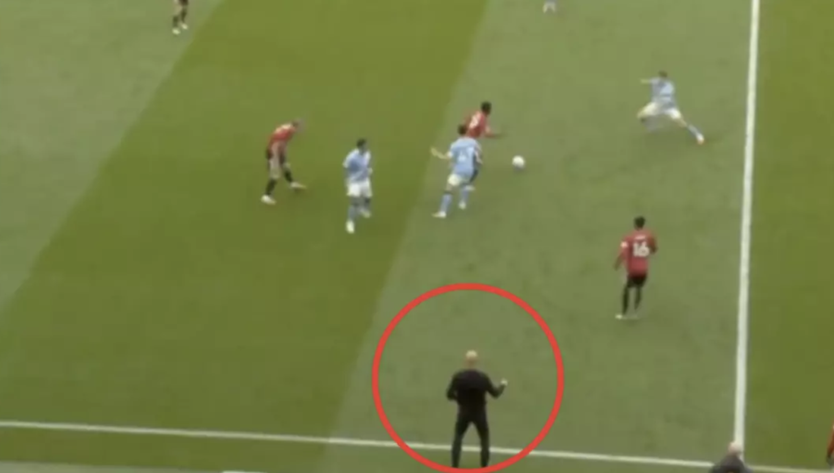 Pep ngo ngang truoc pha di bong cua Mainoo